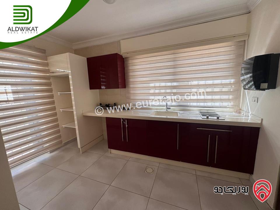 فيلا متلاصقة للبيع او للايجار في عبدون قرب الاسفاره الامريكيه مساحة الارض 500م ومساحة البناء 700م ومساحة الحديقة 200م موقع مميز واطلالة خلابة منطقة فلل واصل جميع الخدمات 