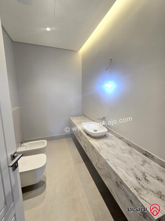 فيلا متلاصقة جديدة مساحة 763م على أرض 530م مع مسبح واطلالة عالية للبيع في عمان - عبدون