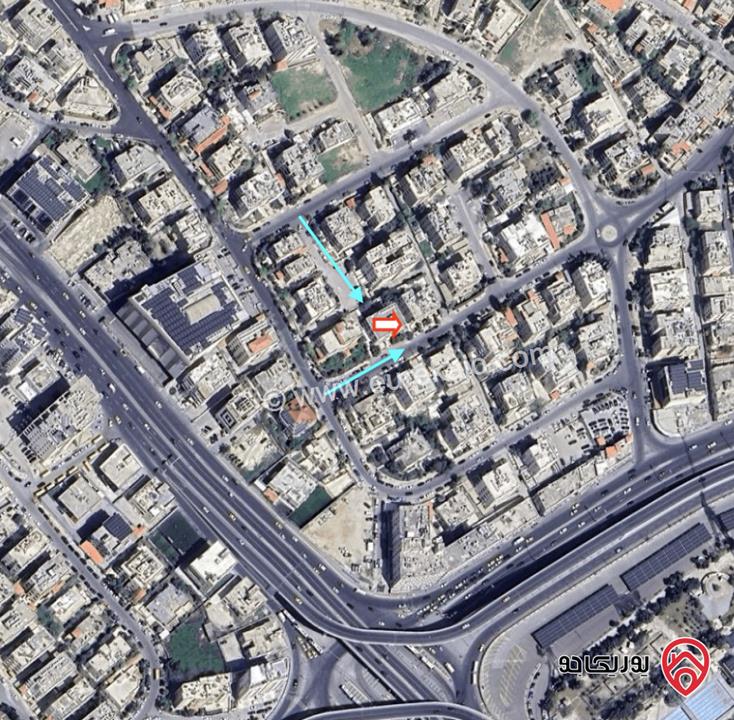 أرض مساحة 889م عليها بناء قديم قابل للهدم للبيع في عمان - المدينة الرياضية - تقع على شارعين بمستويين يسمح ببناء عدد طوابق