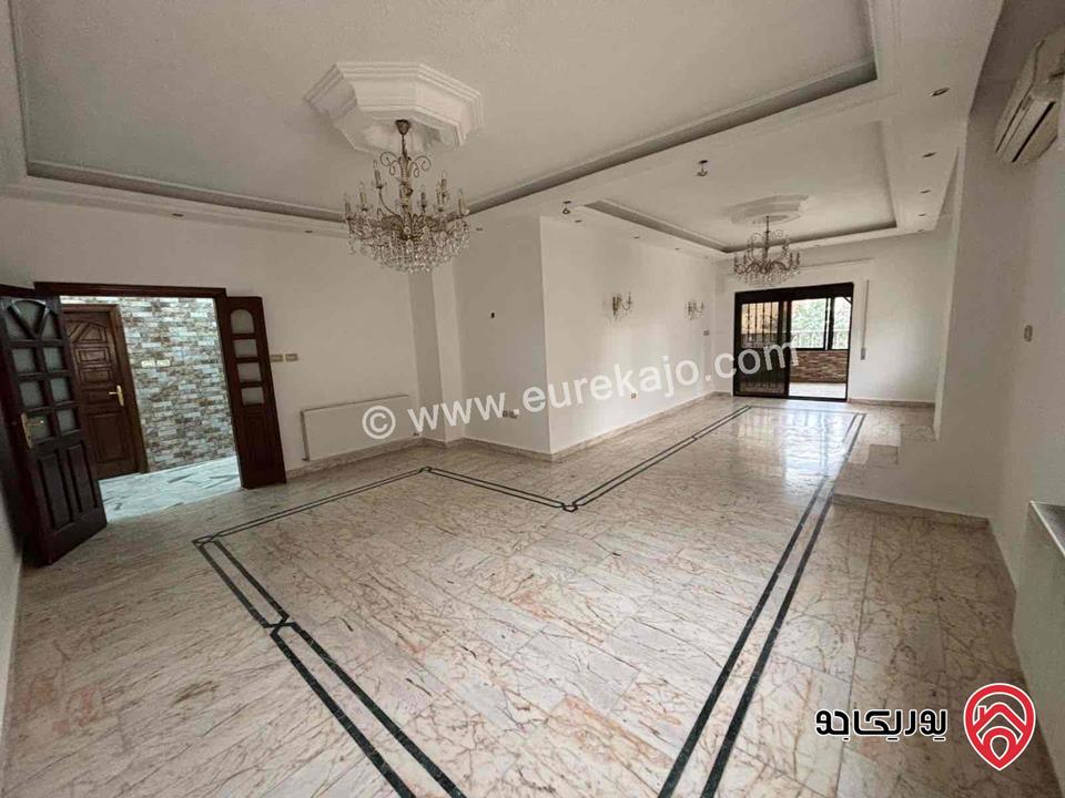 شقة سكنية طابق اول مساحة 242م للبيع في عمان - أم أذينة