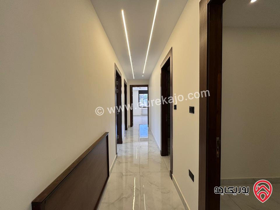 شقة للبيع في عمان - مرج الحمام / طريق المطار طابق ارضي مساحة البناء 230م ومساحة الترس 30