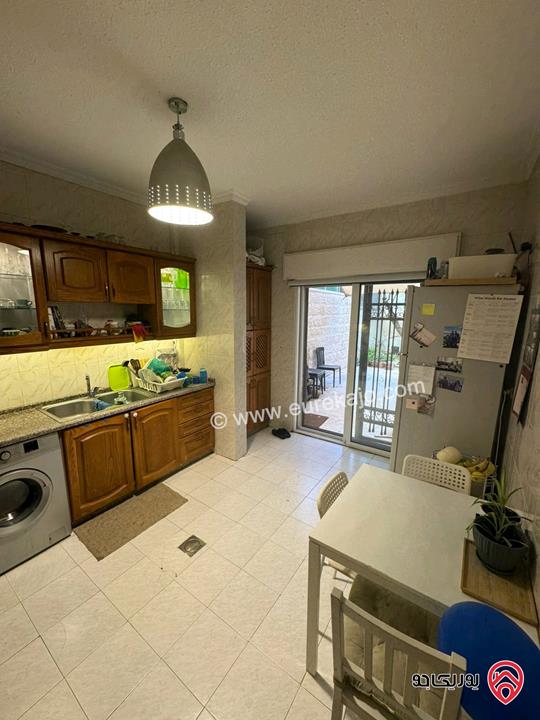 شقة شبه أرضية مساحة 126م داخلي و 100م خارجي للبيع مفروشة في عمان - الجندويل