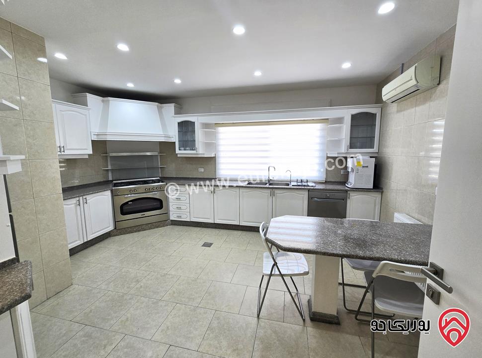 شقة فخمة مفروشة طابق ثالث مساحة 200م للإيجار السنوي في عمان - عبدون الحي الدبلوماسي 