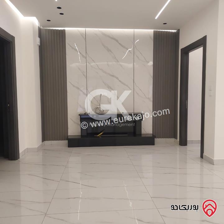 شقة ارضية مساحة 240م داخلي مع 170م خارجي للبيع في عمان - الكرسي