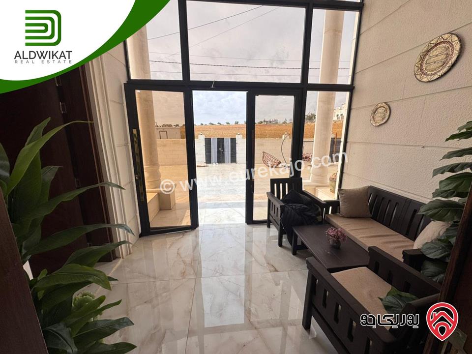 فيلا مستقلة للبيع في ناعور / شارع السلام مساحة الارض 900م ومساحة البناء 1000م ومساحة الحديقة 300م ومساحة الترس 100م