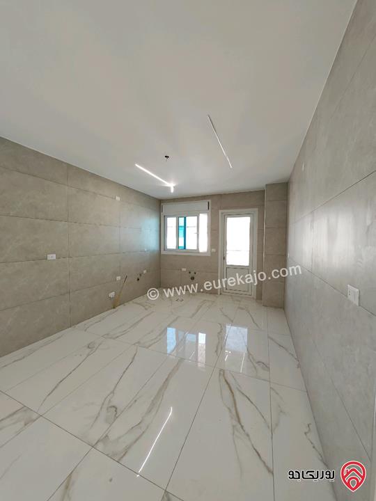 شقة طابق ثالث مع روف دوبلكس مساحة 210م للبيع في عمان - الجبيهة 