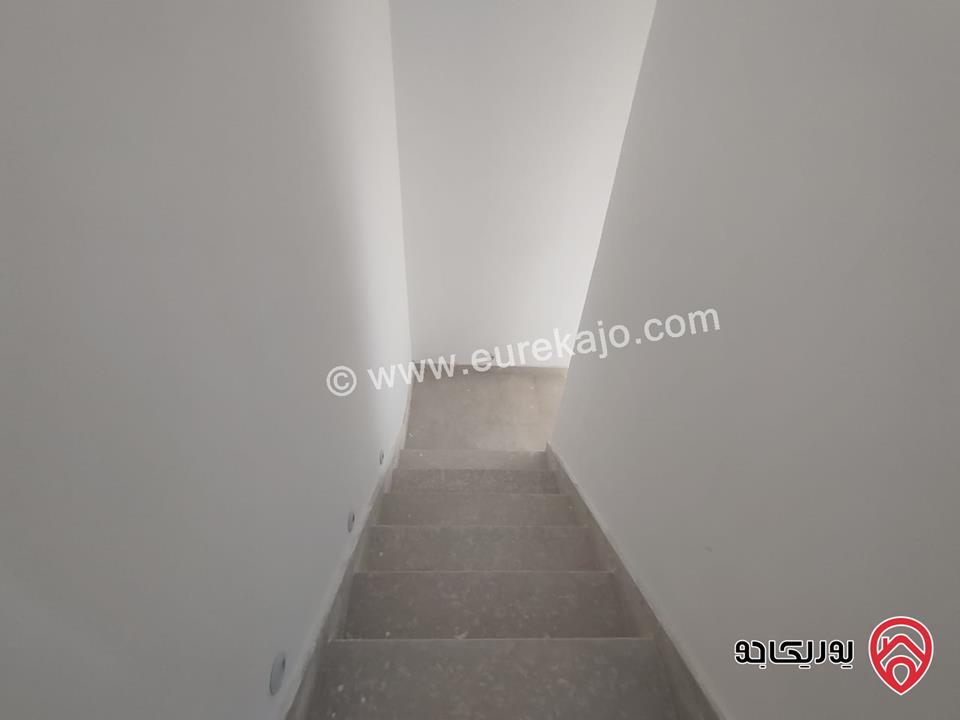 فلل متلاصقة مساحة الارض 250م مساحة البناء 500م للبيع في عمان - عبدون 