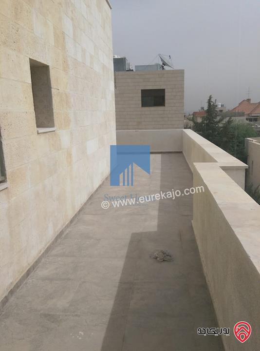 شقة مفروشة فاخرة طابق ثالث 145م مع روف 85م للبيع في عمان - عبدون 