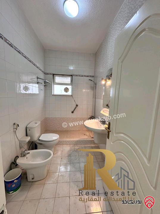 شقة طابقية مساحة 310م طابق أول للبيع في عمان - ام اذينة