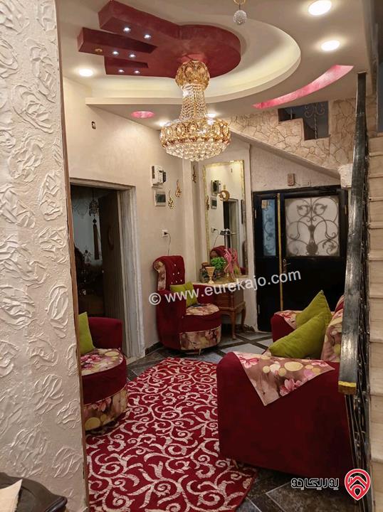 منزل مساحة 210م على أرض 450م للبيع في مخيم الزرقاء قريب من المجمع الجديد 