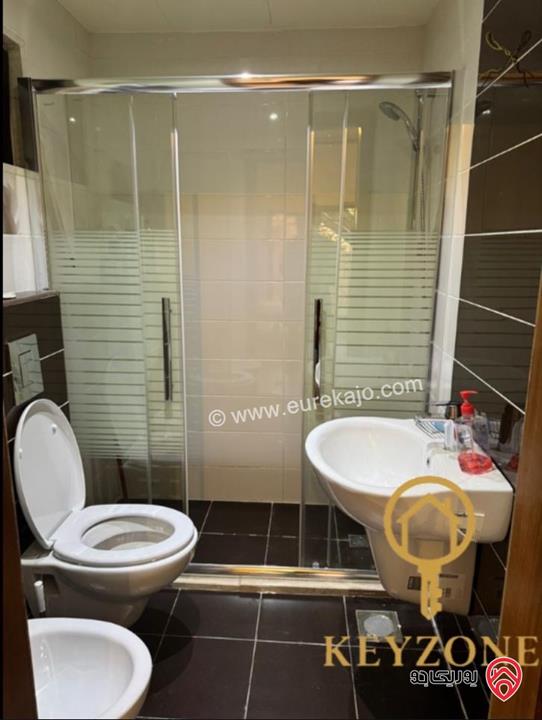 شقة مساحة 83م شبه أرضي للبيع مفروشة في عمان - دير غبار