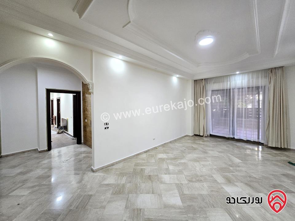 شقة ارضية طابقية مساحة 250م مع حديقة كبيرة 300م و كراج و مدخل خاص للايجار في عمان - عبدون