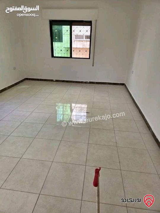 شقة فارغة مساحة 135م طابق ارضي مع ترس 20م للإيجار في عمان - تلاع العلي 