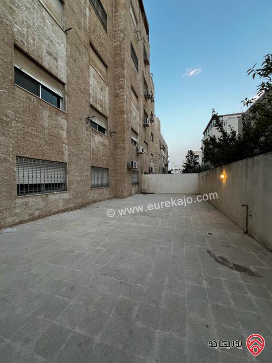 شقة شبه ارضية واسعة مساحة 194م داخلي و 150م خارجي للبيع في عمان - أم أذينة 