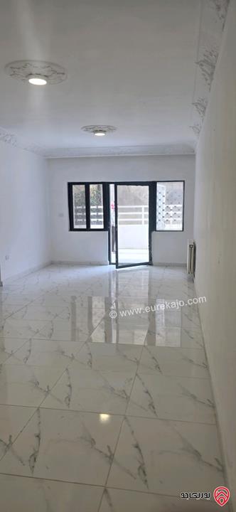 شقة شبه ارضية مكشوفة مساحة 175م مع ترس 60م للبيع في عمان - الجاردنز