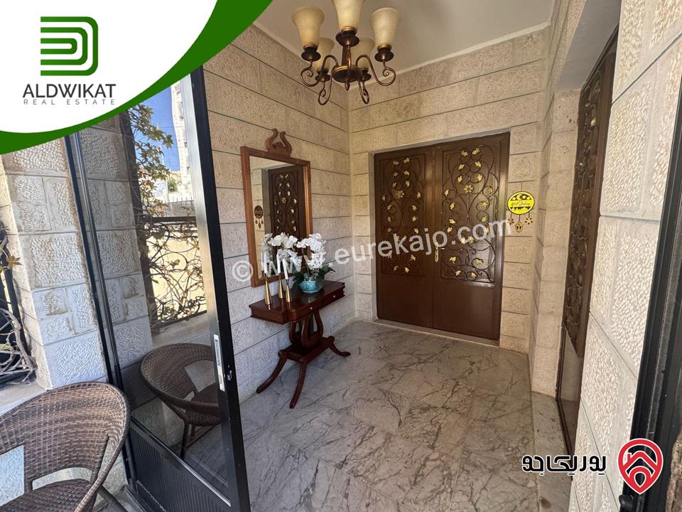 فيلا مستقلة مفروشة للبيع في عمان - ضاحية الرشيد مساحة البناء 700 م مساحة الارض 820 م والحديقة 250م