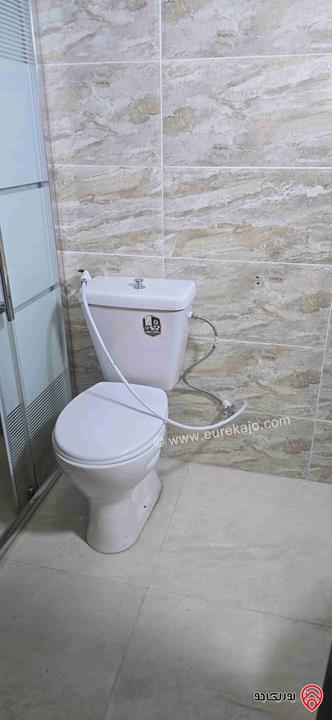 شقة شبه ارضية مكشوفة مساحة 175م مع ترس 60م للبيع في عمان - الجاردنز