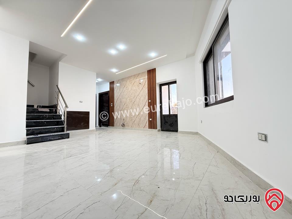 شقة طابق ثالث مع روف مساحة 210م للبيع في عمان - طبربور