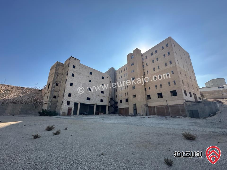 أرض مساحة 6 دونم و 775م عليها مجمع صناعي تجاري مساحة 10 دونم للبيع في عمان  - ماركا شارع الجيش