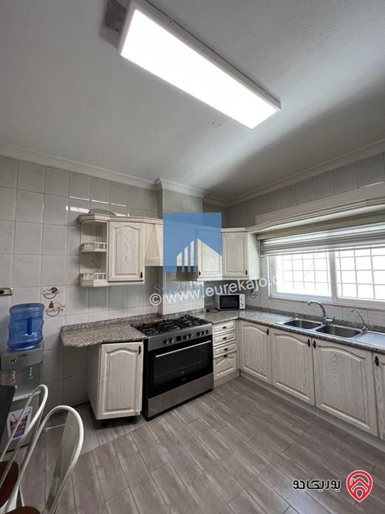 شقة أرضية مفروشة 200م مع حديقة وترسات 150م للبيع في جبل عمان 