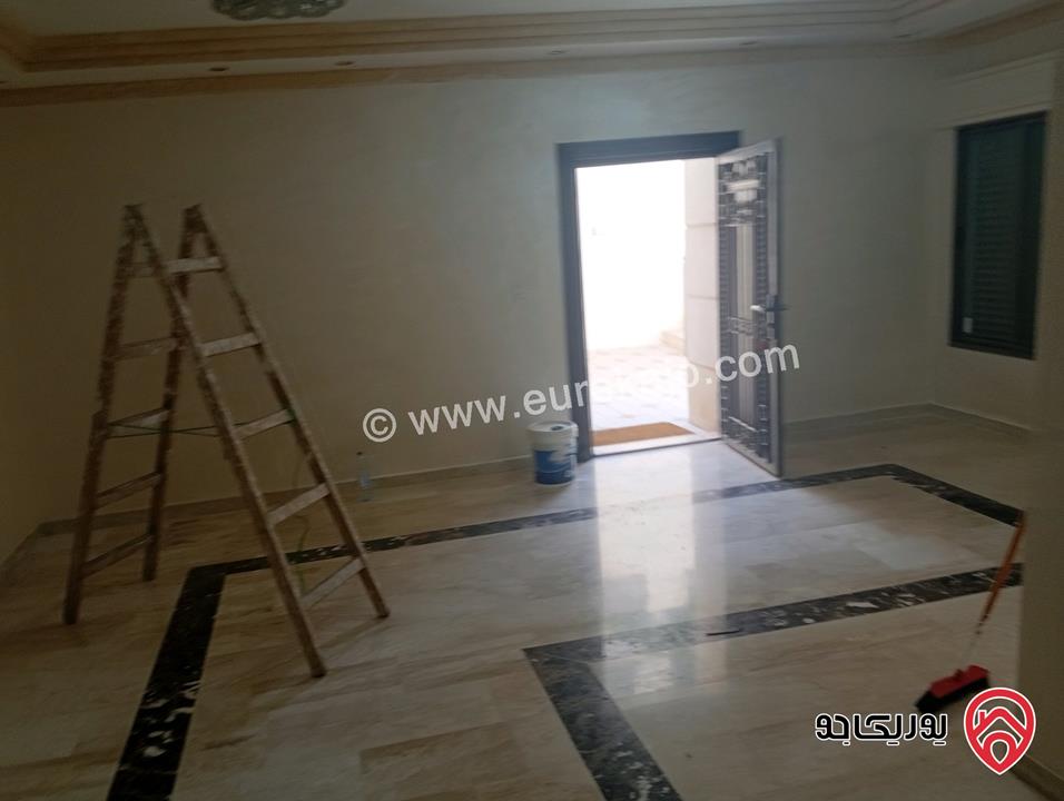 شقة شبه ارضية مساحة 220م مع ترس وكراج ومدخل مستقل للايجار في عمان - الرابية