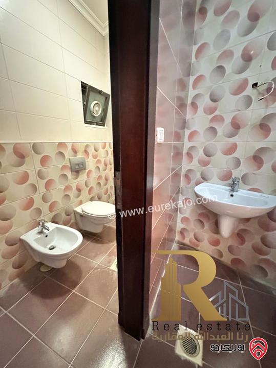 شقة مميزة مساحة 300م داخلي و 100م خارجي للبيع في عمان - ناعور