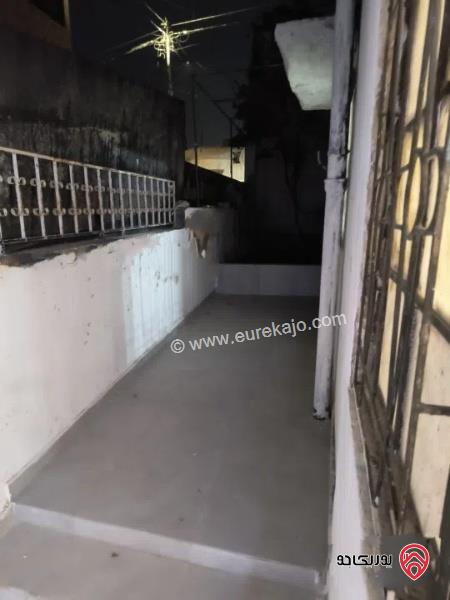 شقة طابق ارضي مساحة 100م + 50م ترس للايجار في عمان - جبل الحسين 