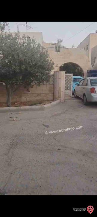 منزل مستقل على شارعين مساحة 700م على أرض 852م للبيع في الزرقاء - البتراوي 