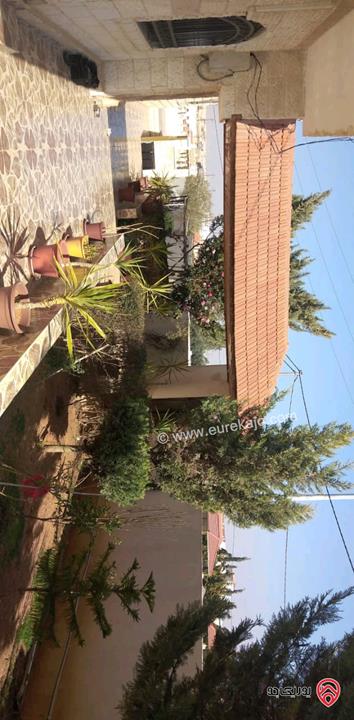 فيلا مساحة 500م على ارض 1080م للبيع في المفرق حي الحياك على طريق ارحاب بجانب مدارس الجود العالمية