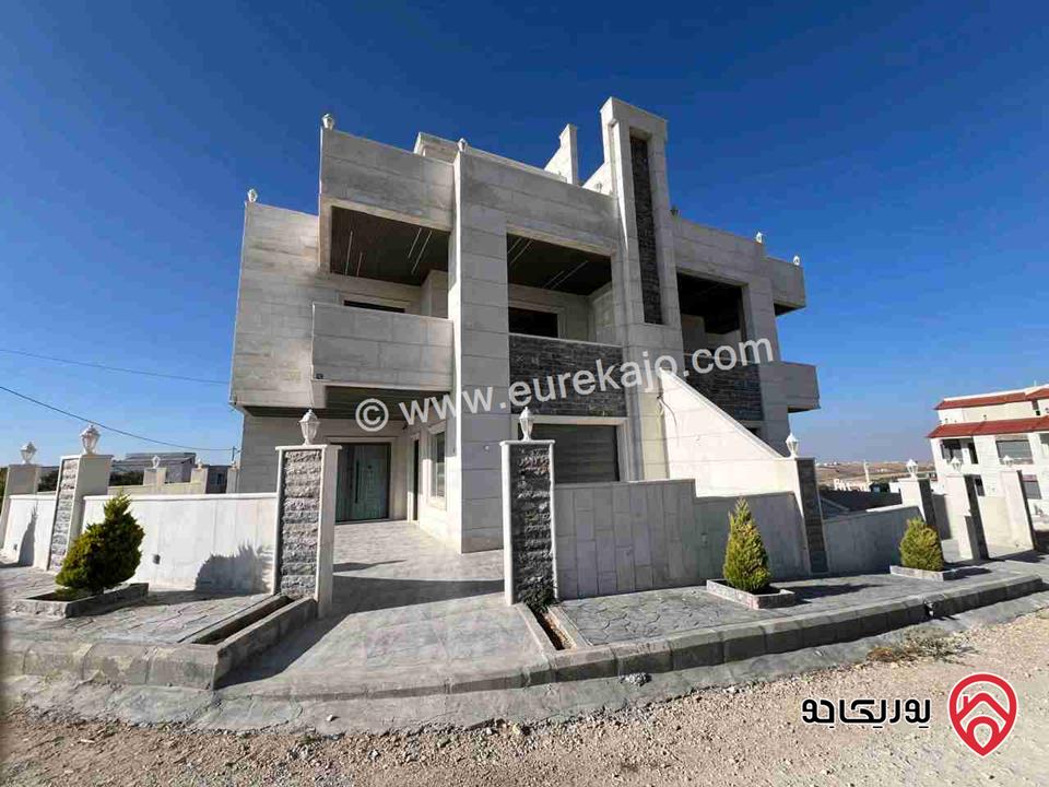 فلل متلاصقة مساحات 300م /250م على ارض 450م للبيع في اربد - جحفية
