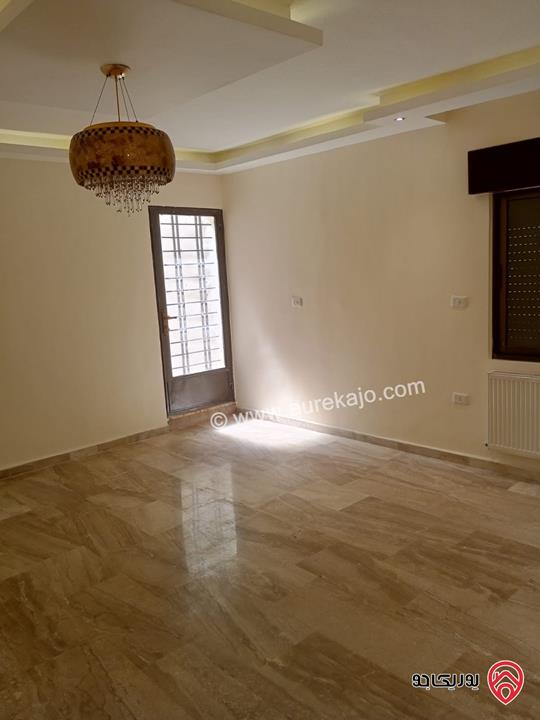 شقة بتشطيبات فاخرة مساحة 150م طابق تسوية ومدخل مستقل – مشمسة ومهوّاة للبيع في عمان – ضاحية الرشيد خلف جامعة الأميرة سمية