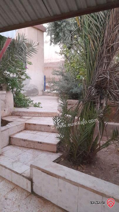 منزل مستقل مساحة 250م على أرض 750م للبيع في الزرقاء - حي الملك طلال المنزل بحاجه للصيانة للبيع كاش