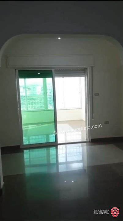 شقة أرضية مساحة 310م داخلي و 100م خارجي للبيع في عمان - الجبيهة 