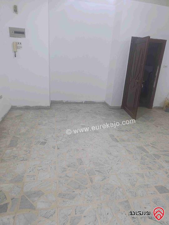 شقة طابق ثالث مساحة 160م وروف 30م للبيع في عمان - ام اذينة