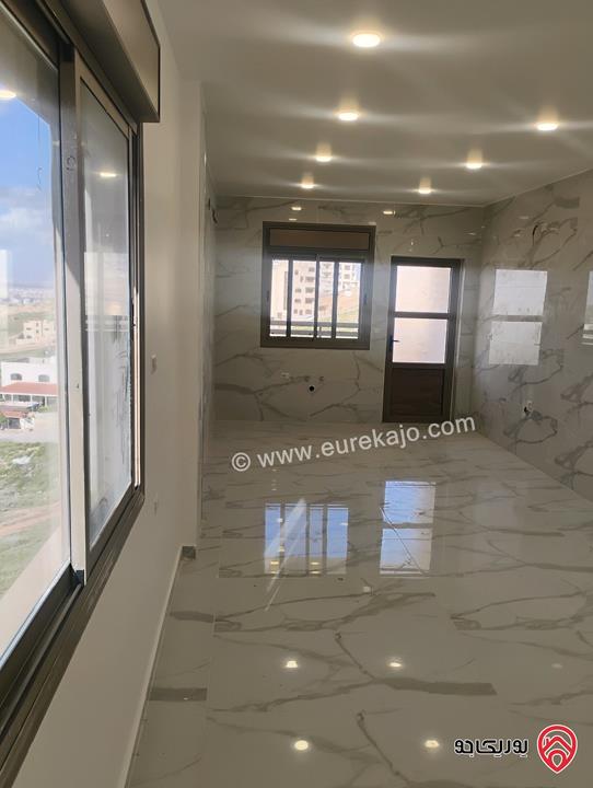 شقة طابق ثالث مع روف مساحة 190م مع ترس 110م للبيع بالأقساط في الزرقاء الجديدة