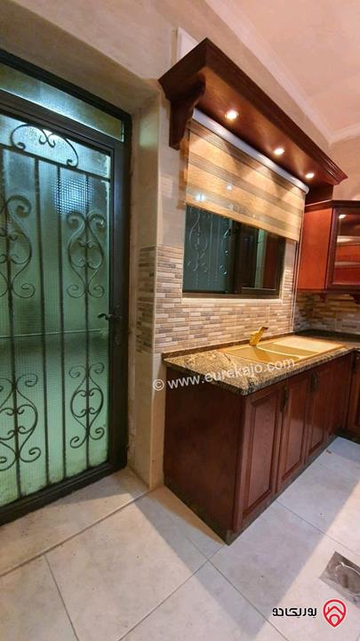 شقة شبه ارضية مساحة 190م داخلي و 200م خارجي فارغة للايجار في عمان - ضاحية النخيل