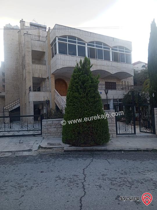 فيلا 3 طوابق وروف مساحة 1329م على أرض 1465م للبيع في عمان - الرابية
