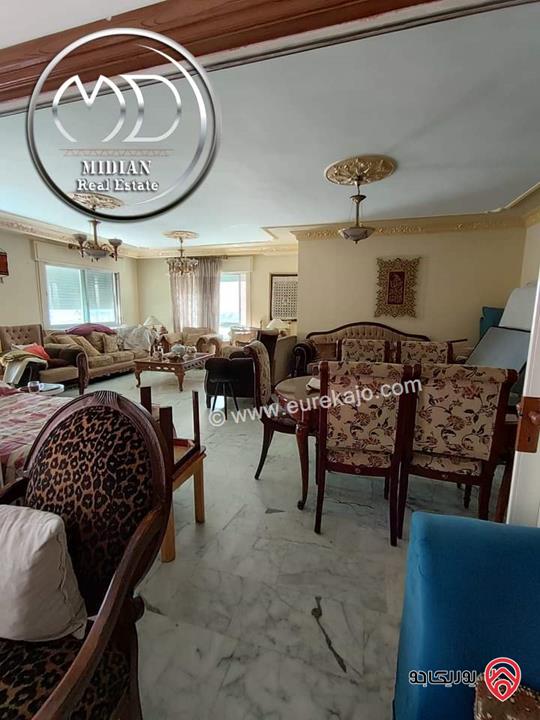 شقة شبه ارضي للبيع ام السماق مساحة 300م 4 نوم مع ترس و حديقة 100م بسعر مميز