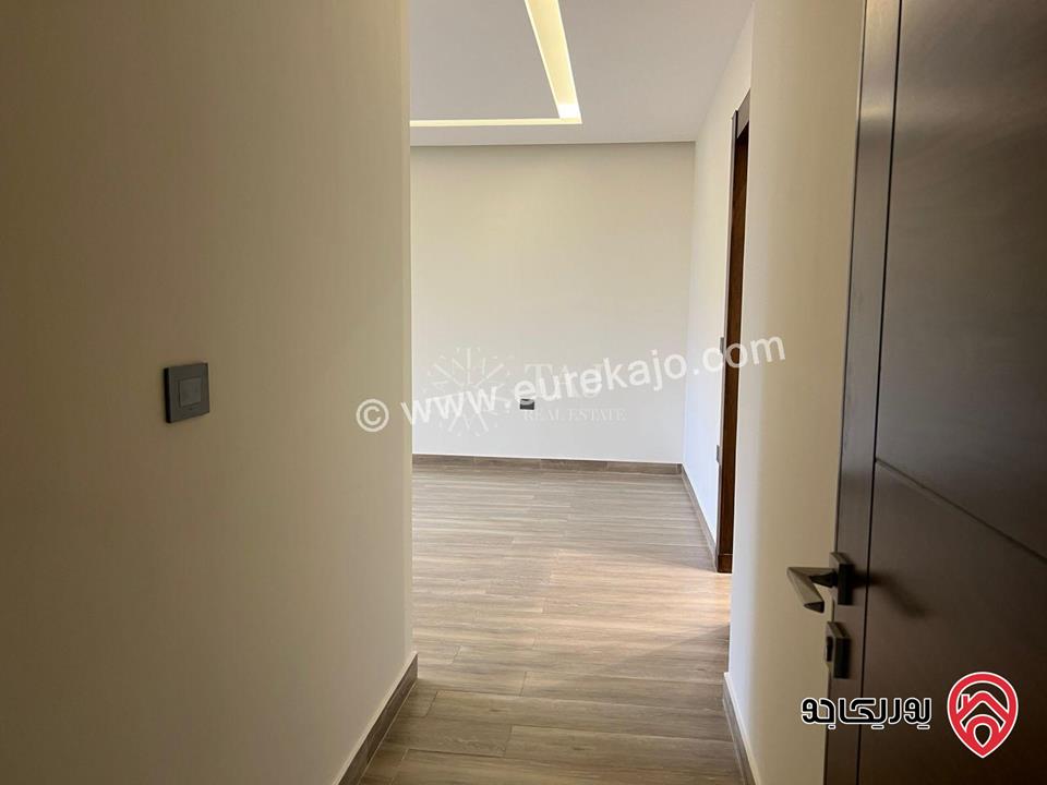 شقة مميزة وحديثة البناء مساحة 250م داخلي و 100م خارجي للبيع في عمان - الغباشية / طريق المطار