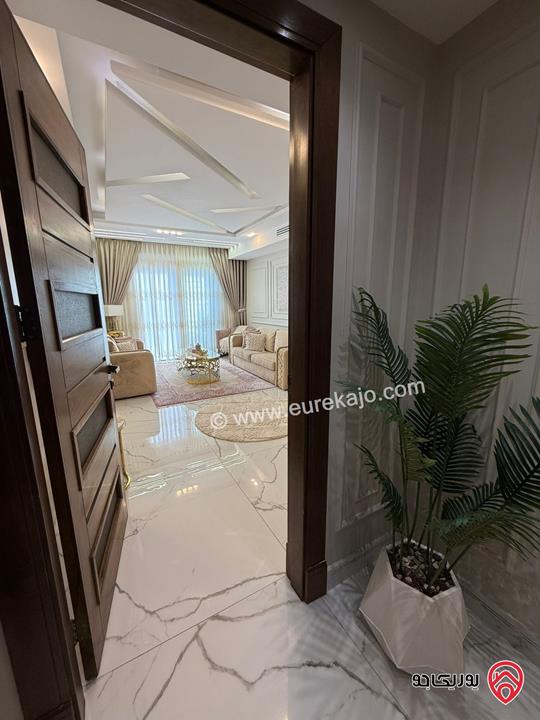 شقة شبه ارضية مساحة 210م داخلي و 180م خارجي لم تسكن للايجار مفروشة في عمان - خلدا