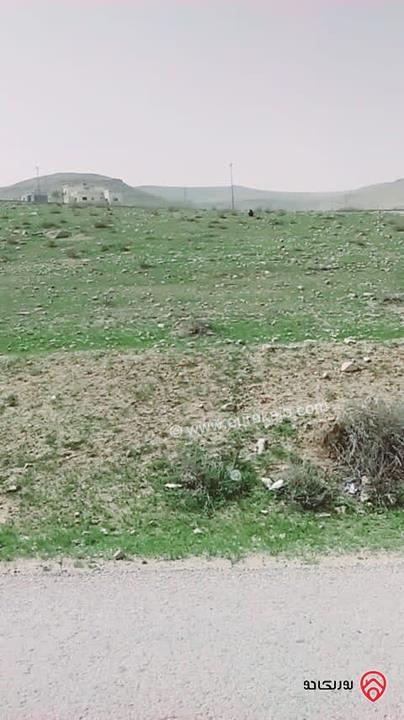 قطعة ارض مساحة 6 دونم و 744 متر تحت التنظيم تقع على ثلاث شوارع التنموي  شارع أربعين متر وشارع الخدمة الزراعي  بعرض 6 متر للبيع في عمان - وادي العش