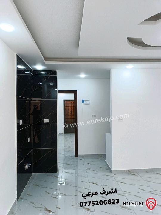 شقة طابق ثالث دوبلكس فخمة مساحة 200م لم تسكن للبيع في الزرقاء الجديدة