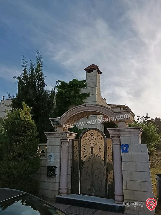 فيلا مساحة 700م على أرض 670م للبيع في عمان - الجبيهة بالقرب من اشارات المنهل والجامعة الاردنية موقع رائع 