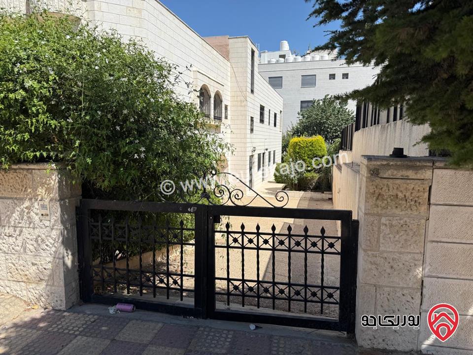 فيلا مساحة 700م على أرض 1073م للبيع في عمان - الجبيهة حي إبن عوف