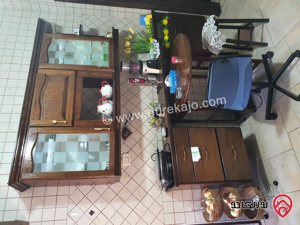 شقة مساحة 161م طابق ثالث للبيع مفروشة سوبر ديلوكس بسبب السفر في عمان - أم أذينة 