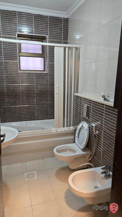 شقة شبه ارضية مساحة 200م داخلي و 100م خارجي للايجار في عمان - خلدا 