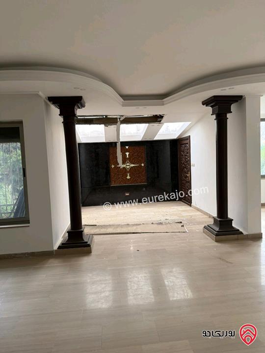 شقة طابق أرضي دوبلكس مساحة 418م داخلي و 250م خارجي للبيع في عمان - عبدون