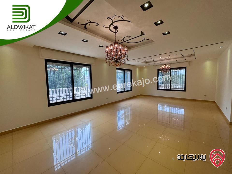 طابق من فيلا للايجار في عمان - دابوق المساحة 350م ، الحديقة 200م ، الترس 100م منطقه مطلة وفلل حديثة