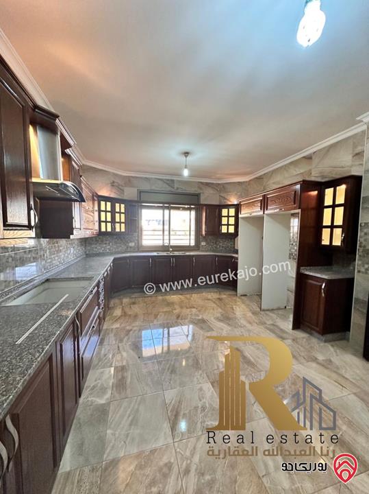 شقة مميزة مساحة 300م داخلي و 100م خارجي للبيع في عمان - ناعور