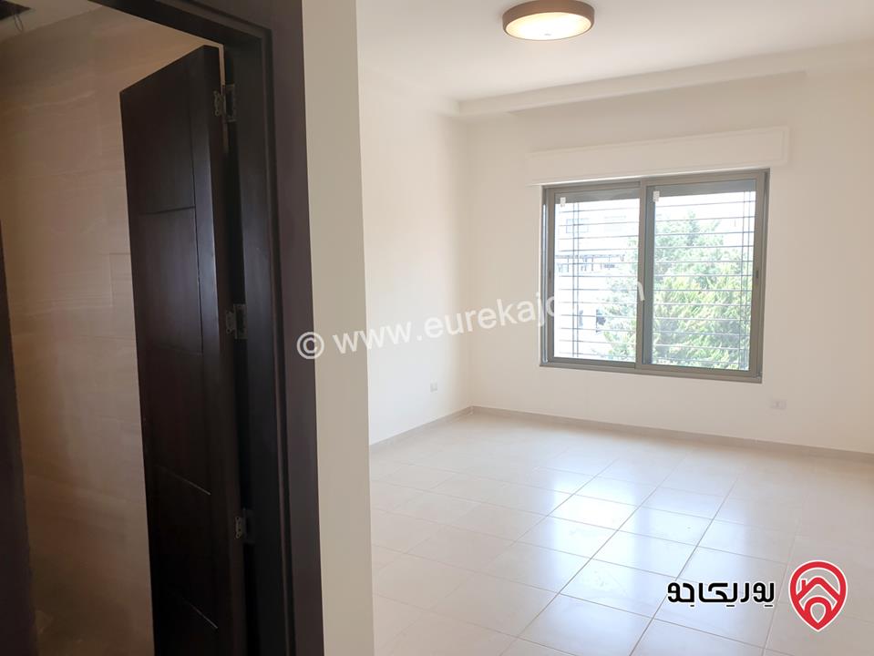 شقه فخمة طابق أول مساحة 250م للإيجار في عمان - أم أذينة